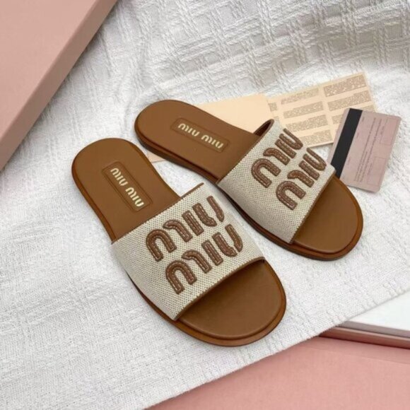 The sole is designed with soft flat sole, which is very practical for daily comm